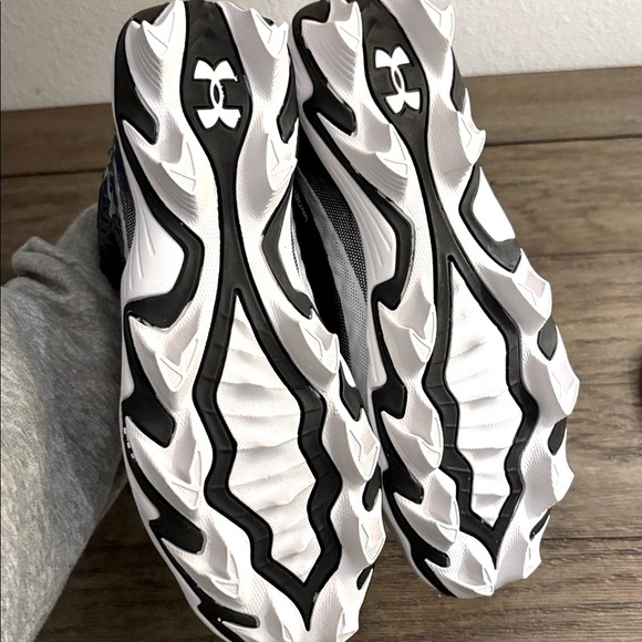 NIB [Under Armour] UA Spotlight Hammer Jr Black/White Football Cleats Youth 4.5 - Picture 10 of 12